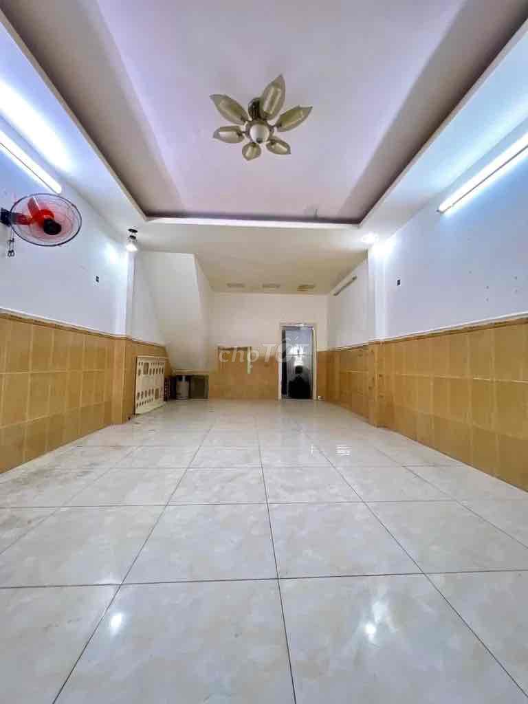 4 meters long 8 meters 3 floors O 9 3 3 3 3 3 2 2 8 3