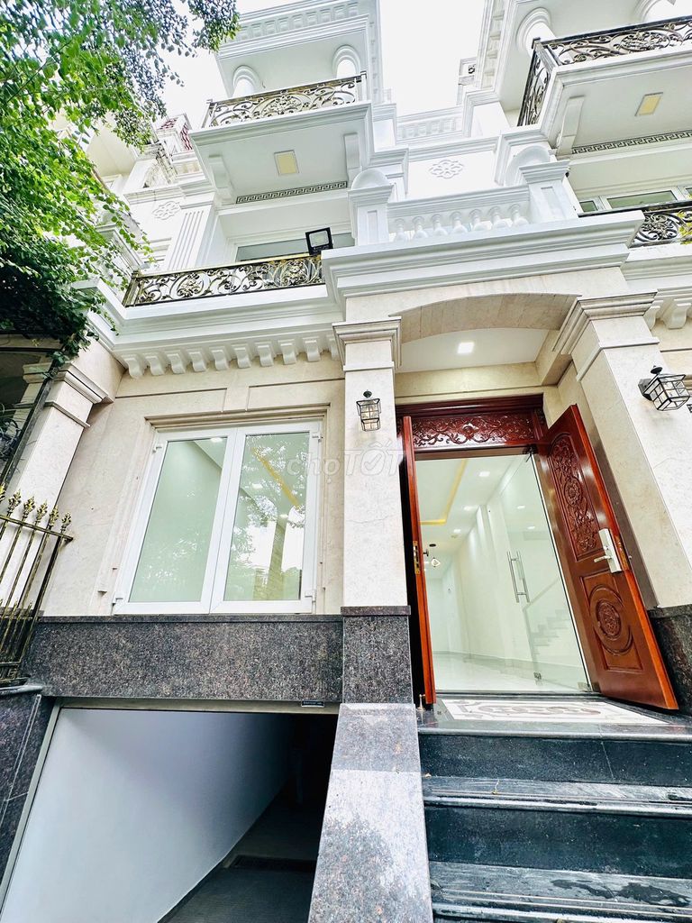 Rent the entire cityland center five by 20 M M M M of ground 3 floor 6 bedrooms