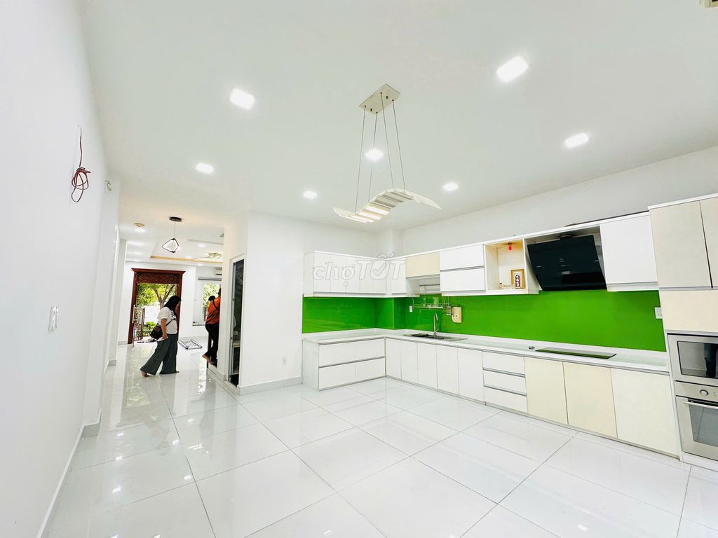 Rent the entire cityland center five by 20 M M M M of ground 3 floor 6 bedrooms