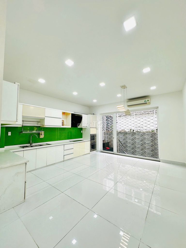 Rent the entire cityland center five by 20 M M M M of ground 3 floor 6 bedrooms