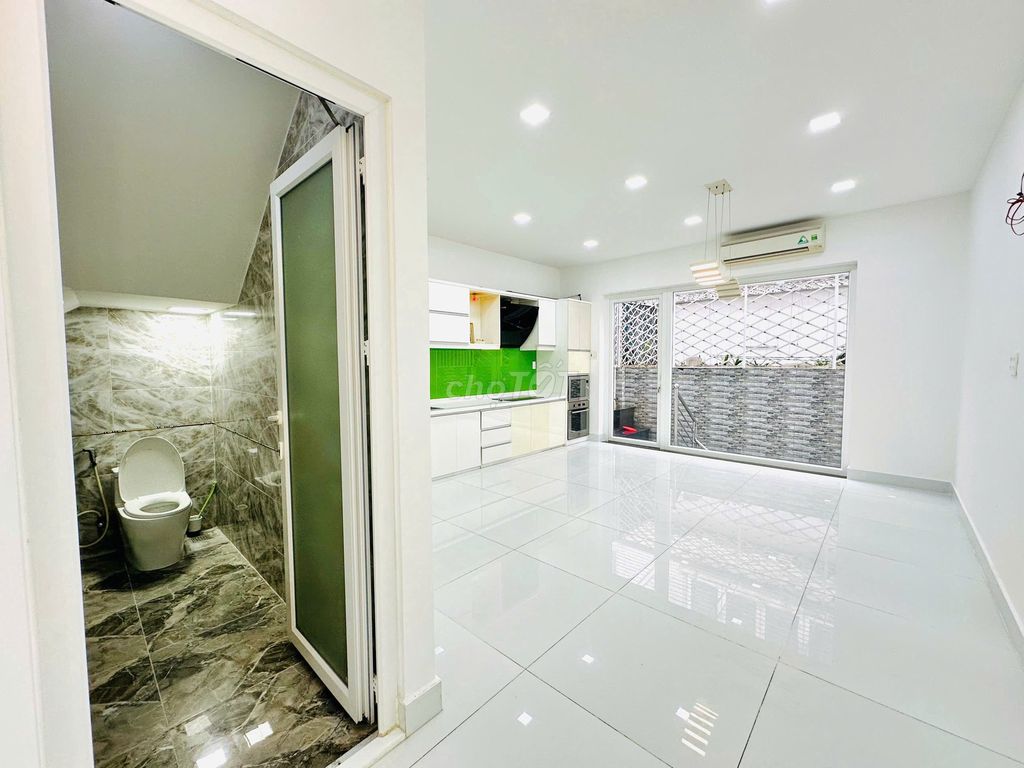 Rent the entire cityland center five by 20 M M M M of ground 3 floor 6 bedrooms