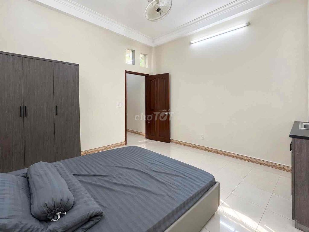 Rent the window studio, near the Chinese village