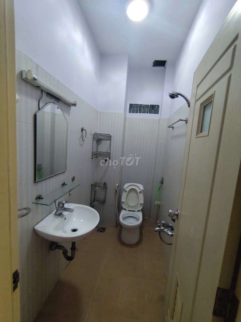 Rent a hotel with a Bình Thạnh balcony.