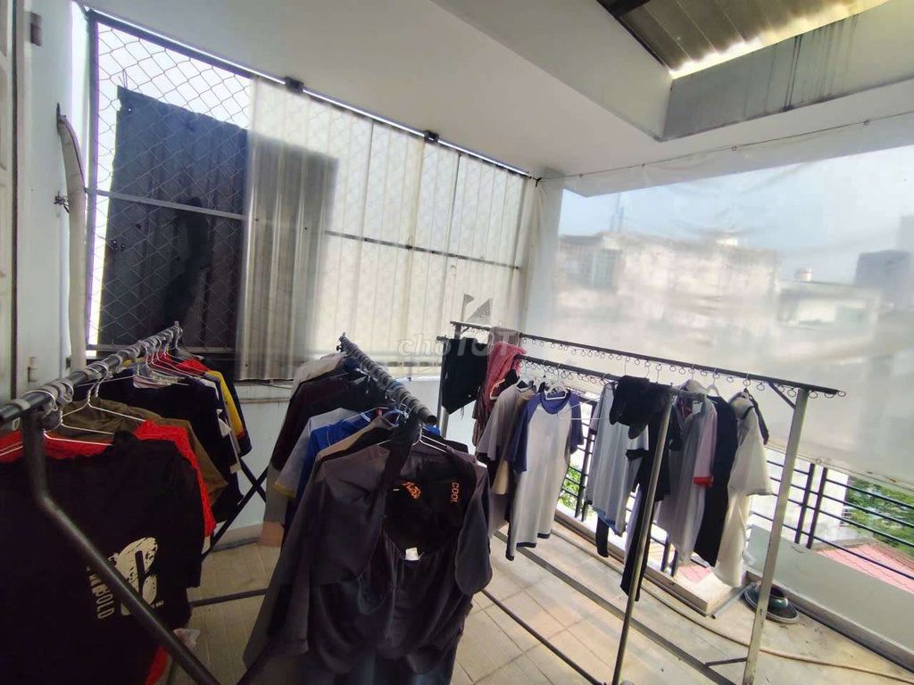 Rent a hotel with a Bình Thạnh balcony.