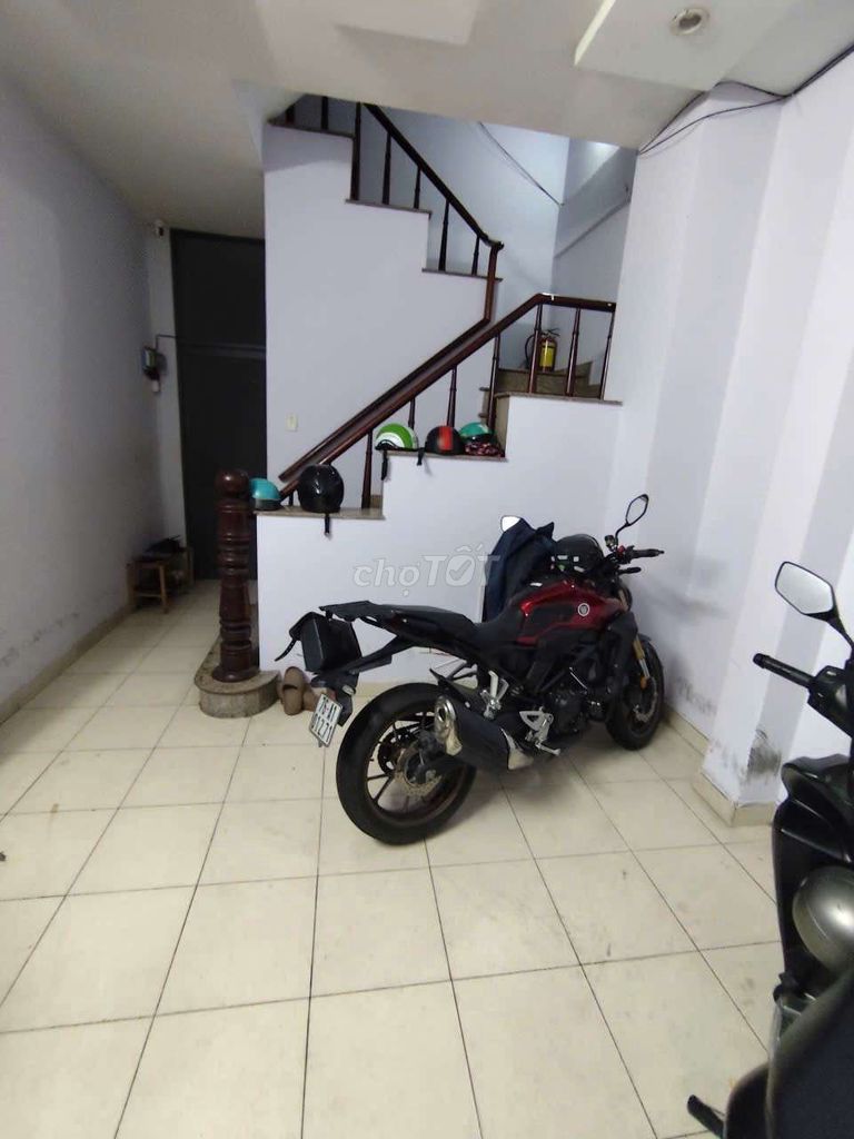 Rent a hotel with a Bình Thạnh balcony.