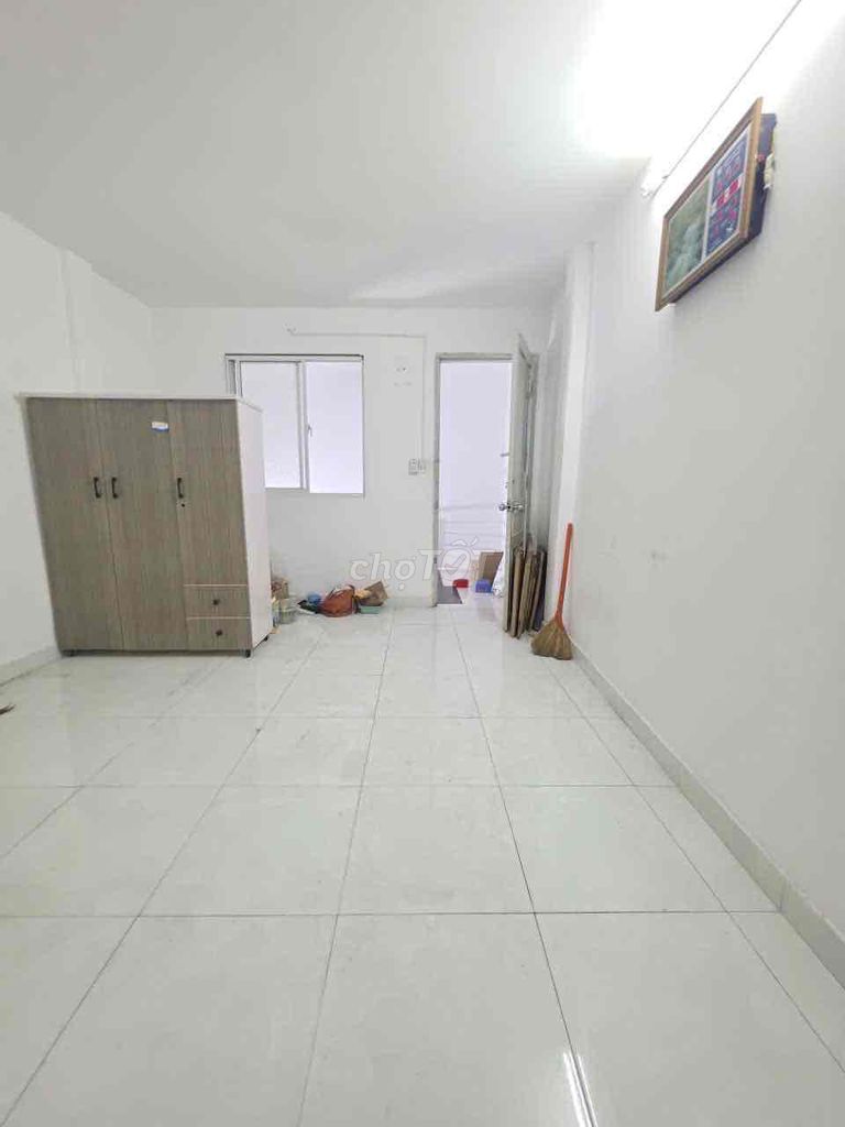 house 4 x10 Lý Chính Thắng. Car alley