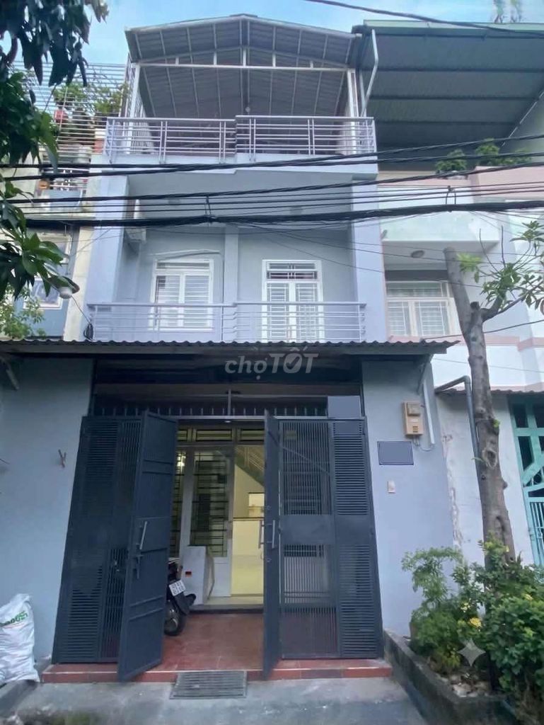 Three floors of 5 x 20 meters. Five bedrooms on the way to the truck.