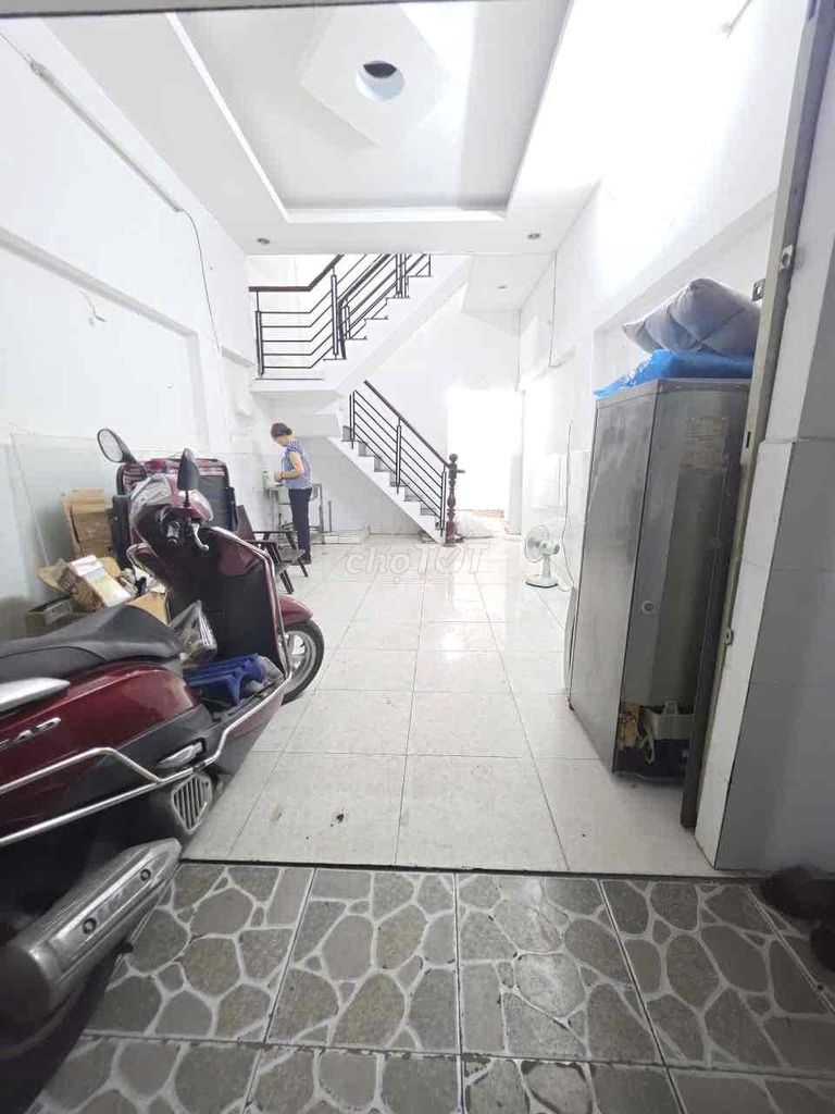 The original building, car lane level for rent at 62/75 Lý Chính Thắng District 3th.