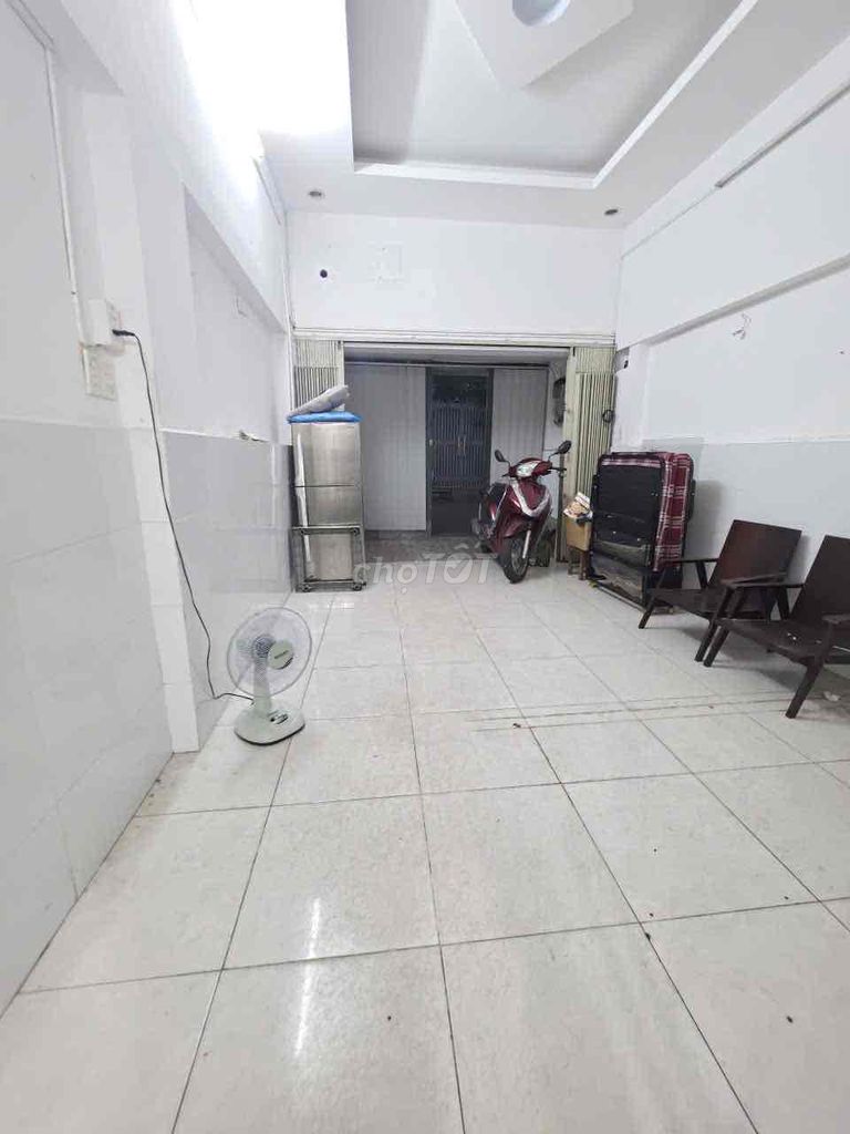 The original building, car lane level for rent at 62/75 Lý Chính Thắng District 3th.