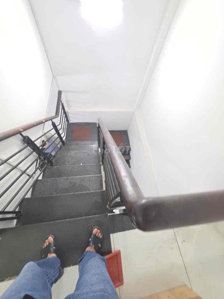 The original building, car lane level for rent at 62/75 Lý Chính Thắng District 3th.