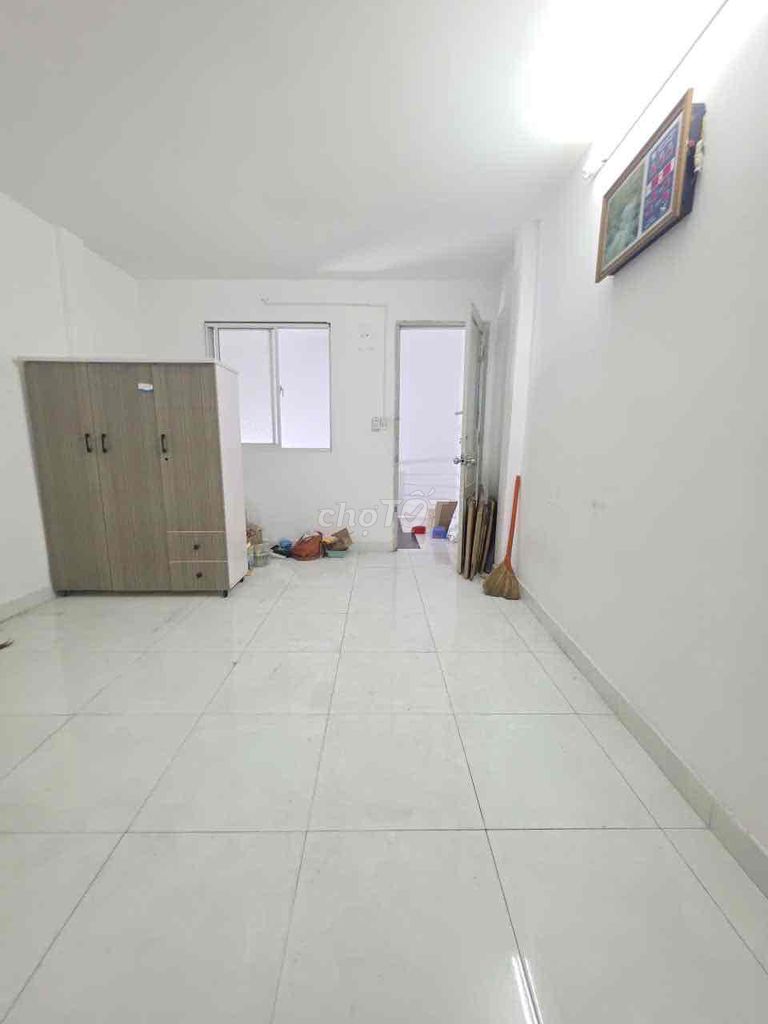 The original building, car lane level for rent at 62/75 Lý Chính Thắng District 3th.
