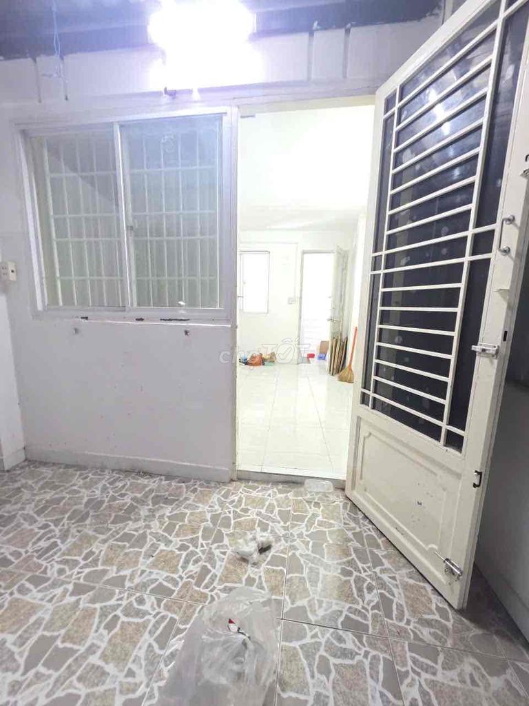 The original building, car lane level for rent at 62/75 Lý Chính Thắng District 3th.