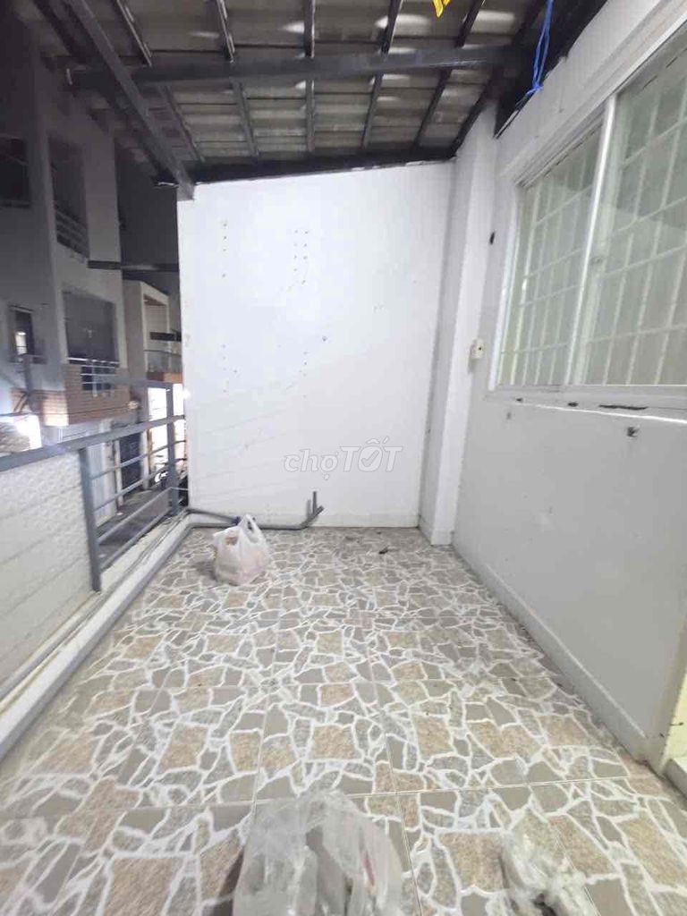The original building, car lane level for rent at 62/75 Lý Chính Thắng District 3th.