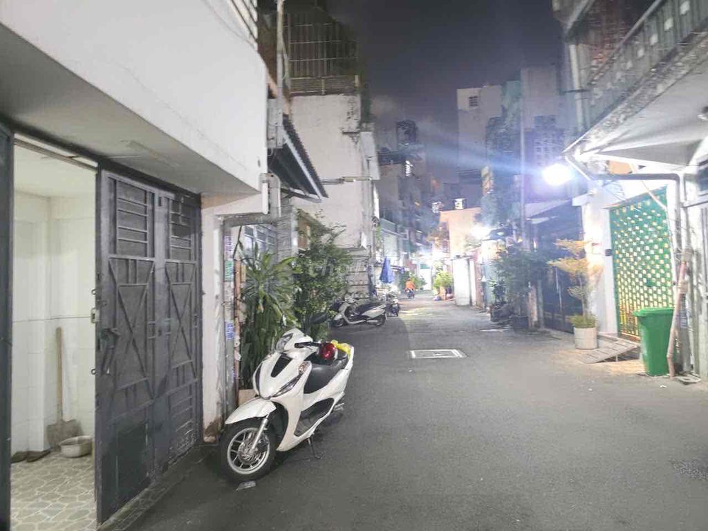 The original building, car lane level for rent at 62/75 Lý Chính Thắng District 3th.