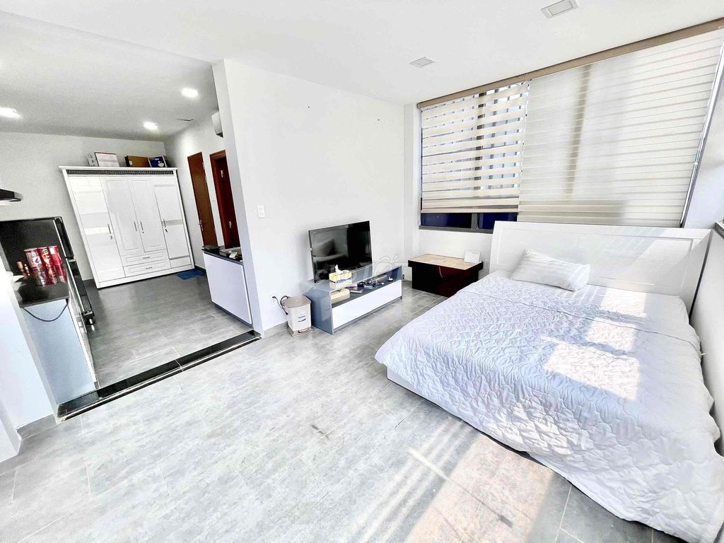 The kitchen apartment, a super open window near the South Side Bridge, the slag.