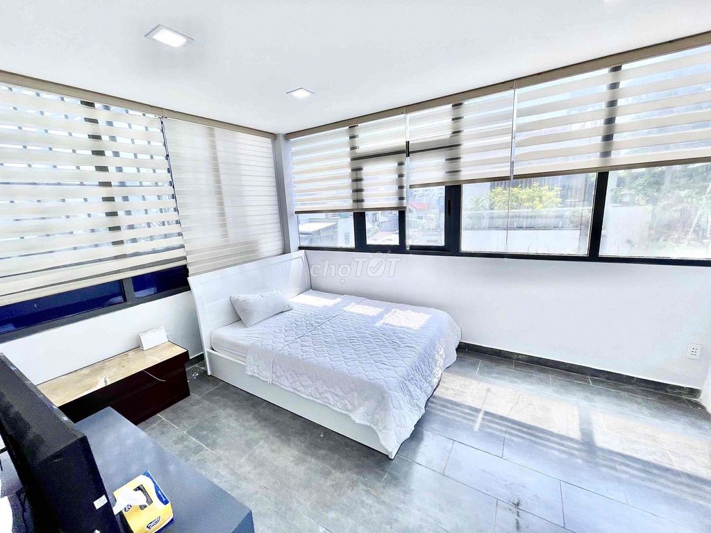 The kitchen apartment, a super open window near the South Side Bridge, the slag.