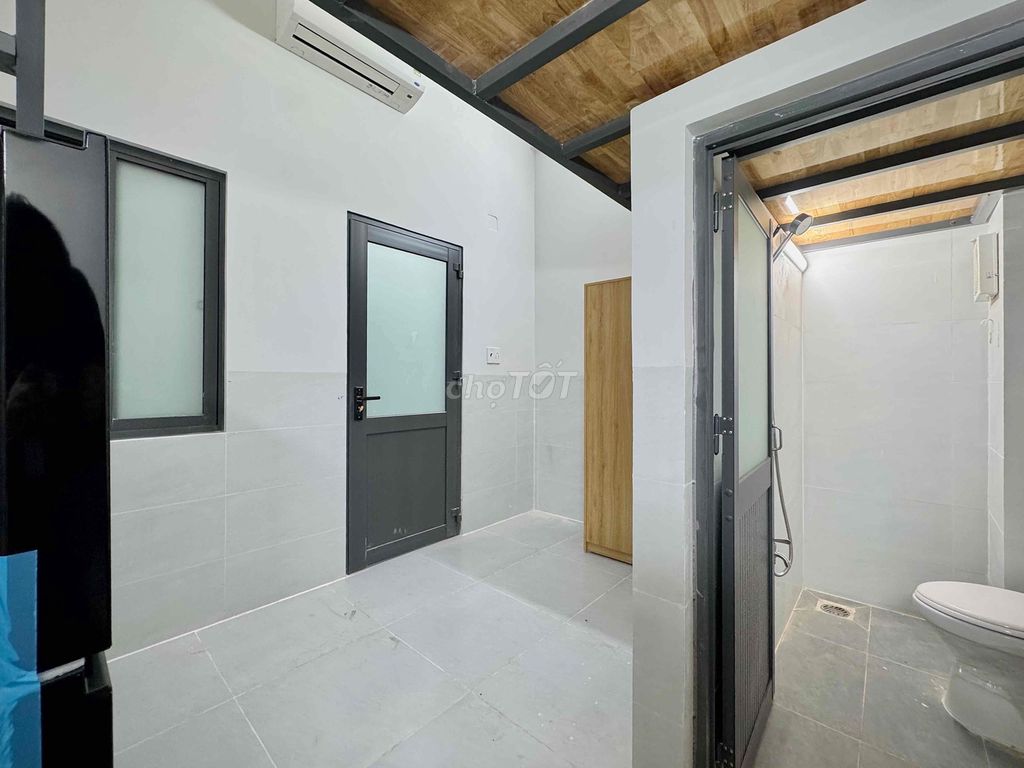 A 100 percent build-up motel - full comfort - in the open-air shower.