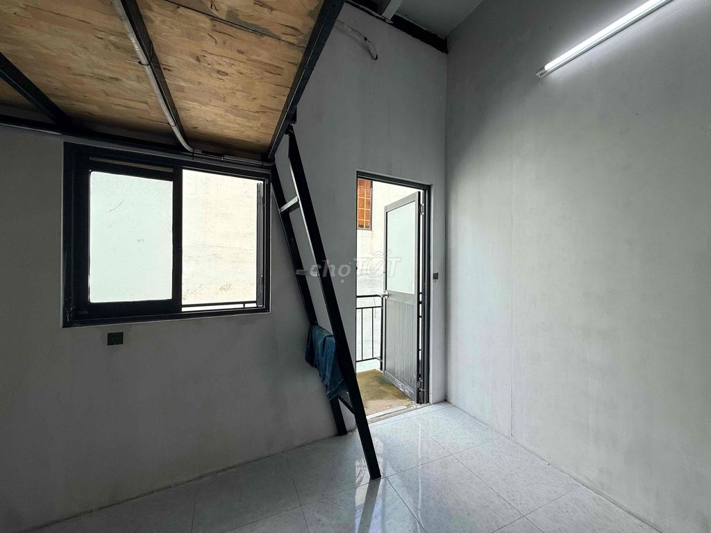 Rent room with air conditioning, writing balcony.