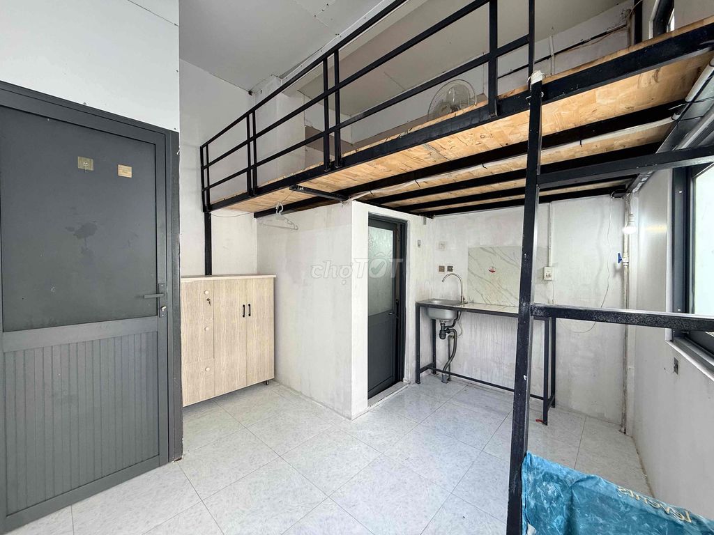 Rent room with air conditioning, writing balcony.