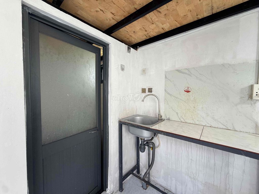 Rent room with air conditioning, writing balcony.