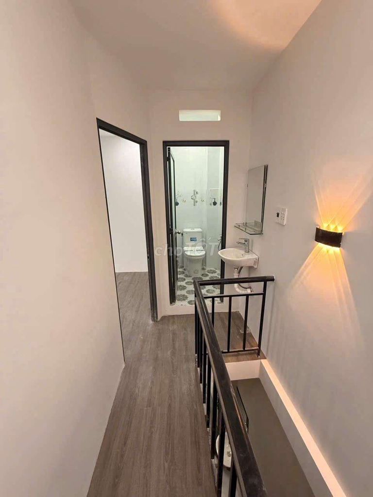Nice new house. 1 3rd floor. 2th floor bathroom. 14th street.