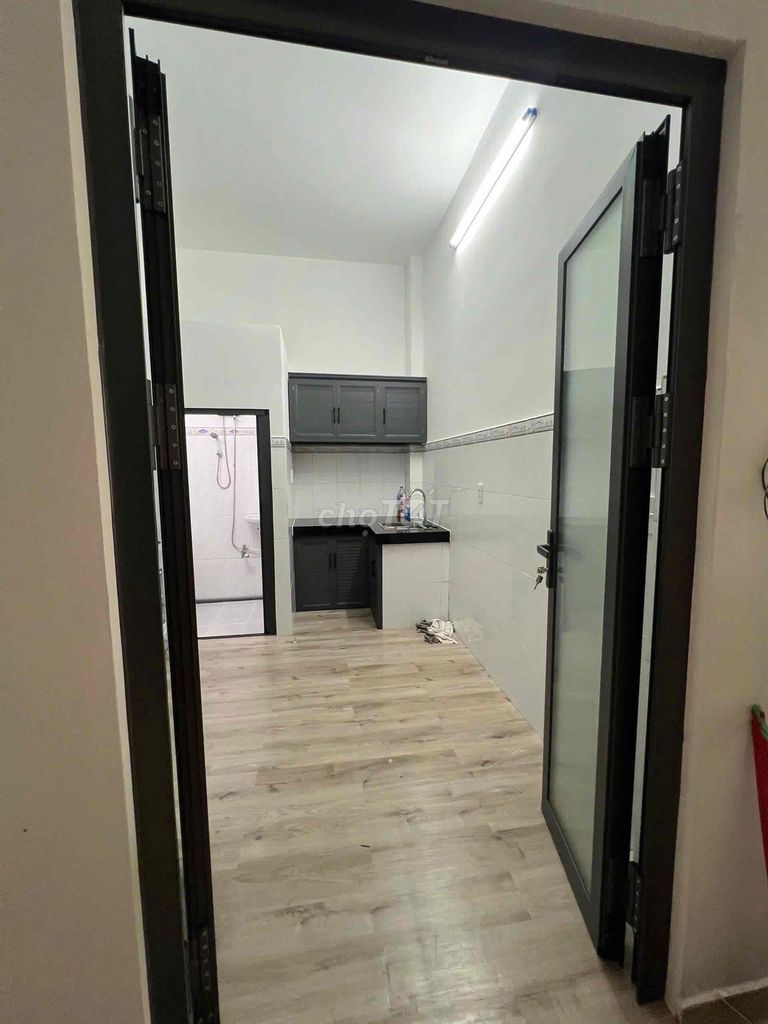 The original building block is full furniture for rent on Nguyễn Văn Linh.