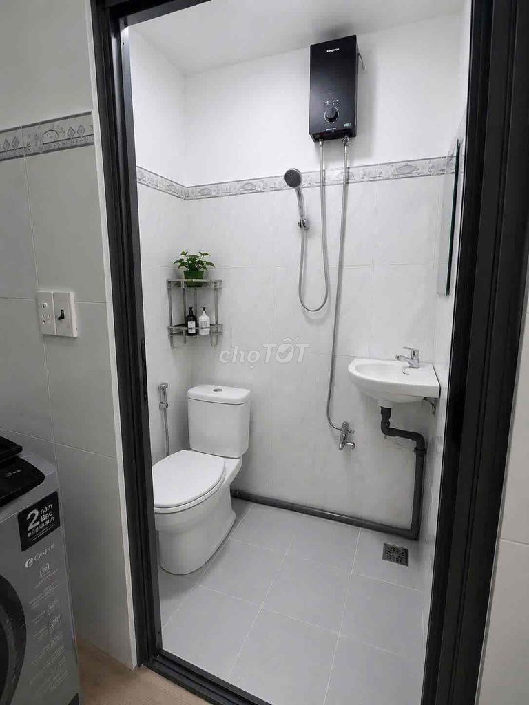 The original building block is full furniture for rent on Nguyễn Văn Linh.