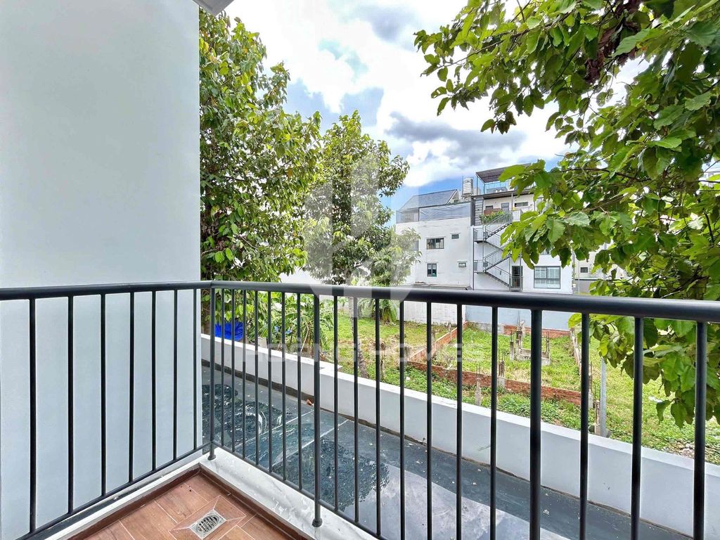 The apartment rents full furniture next to Lakeview City at 2.5 million.