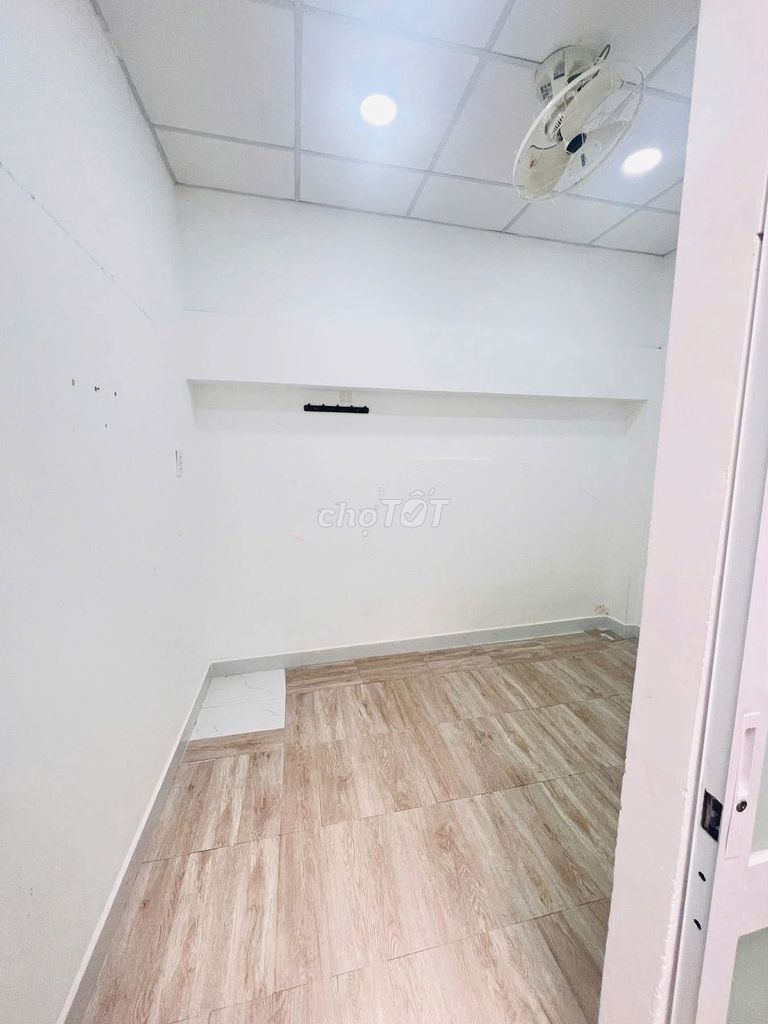 Renting a Cmt8 apartment near the Republic. Two bedrooms cost 10 million.