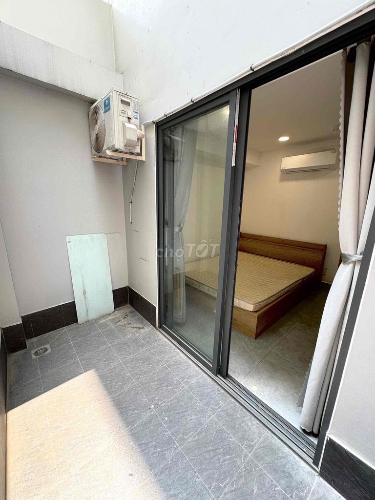 It's the owner who rents the balcony studio full of furniture next to vlu v3