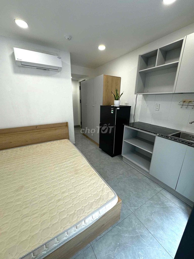 It's the owner who rents the balcony studio full of furniture next to vlu v3