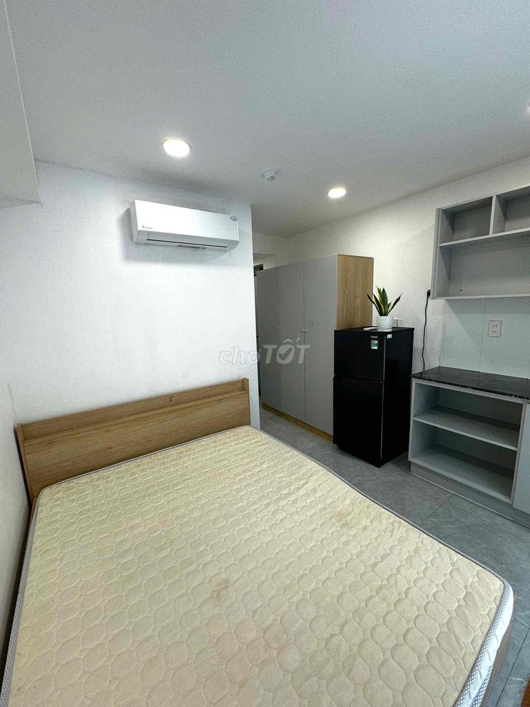 It's the owner who rents the balcony studio full of furniture next to vlu v3