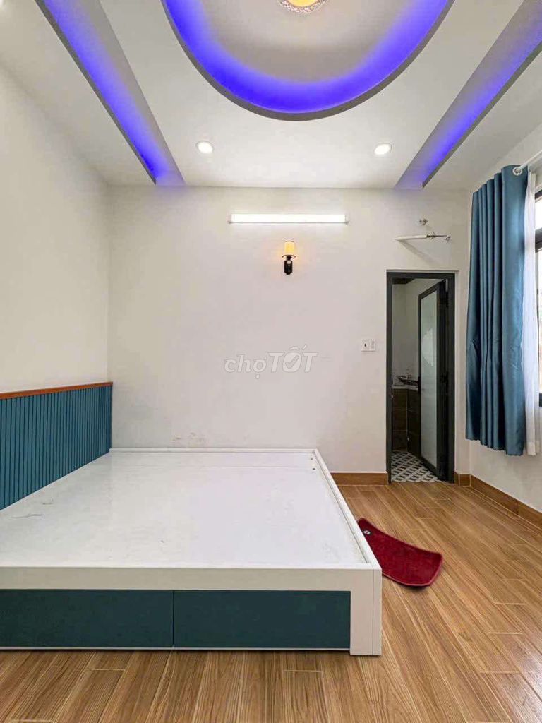 Near the base of the new house, 100 percent of the bedrooms, three toilets, and three cars into the house. 1.6 million.