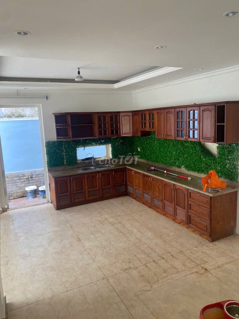 Rent a villa. Tân Sơn Nhì. One vault. Three floors. Six bedrooms.
