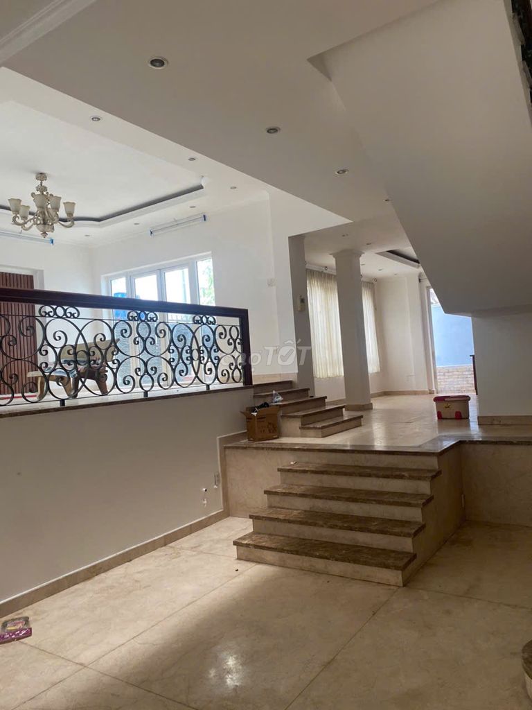 Rent a villa. Tân Sơn Nhì. One vault. Three floors. Six bedrooms.