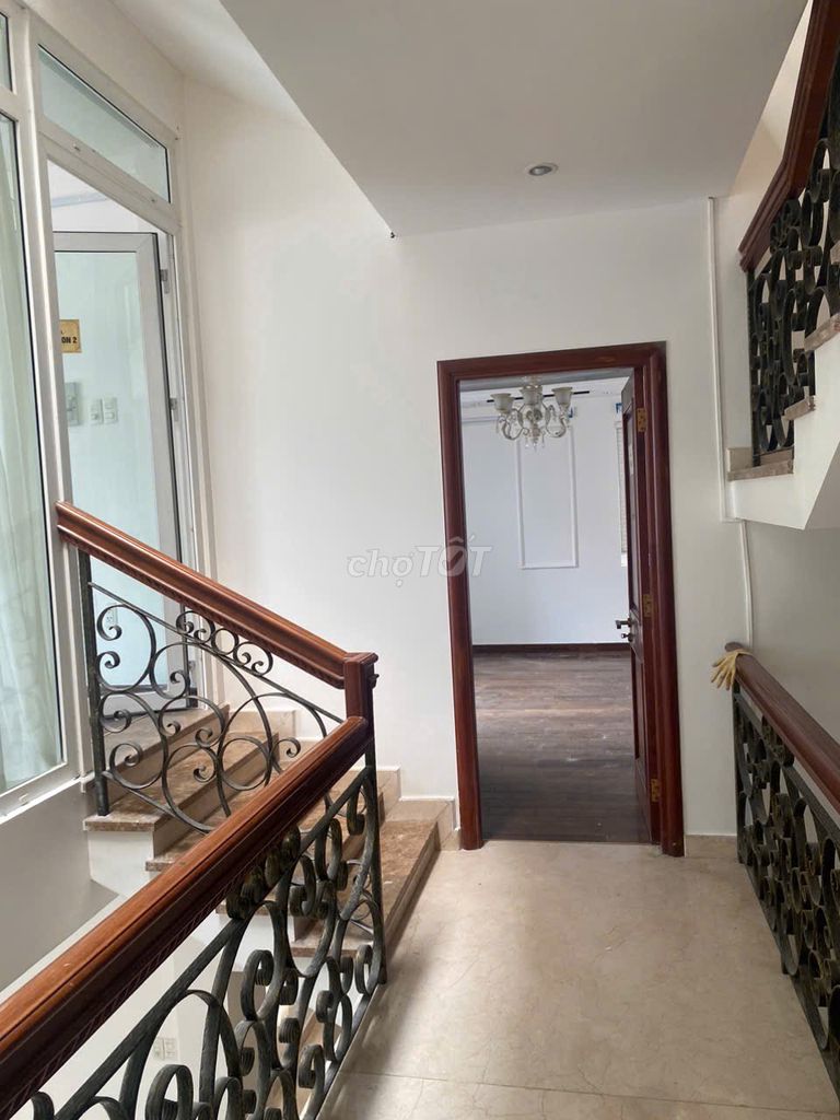 Rent a villa. Tân Sơn Nhì. One vault. Three floors. Six bedrooms.