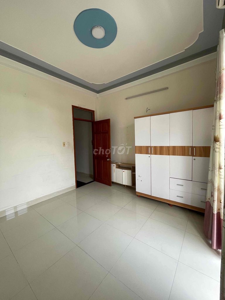 C. Home to Hà Huy Giáp-It's right here at the University of Café. Four bedrooms with linens.