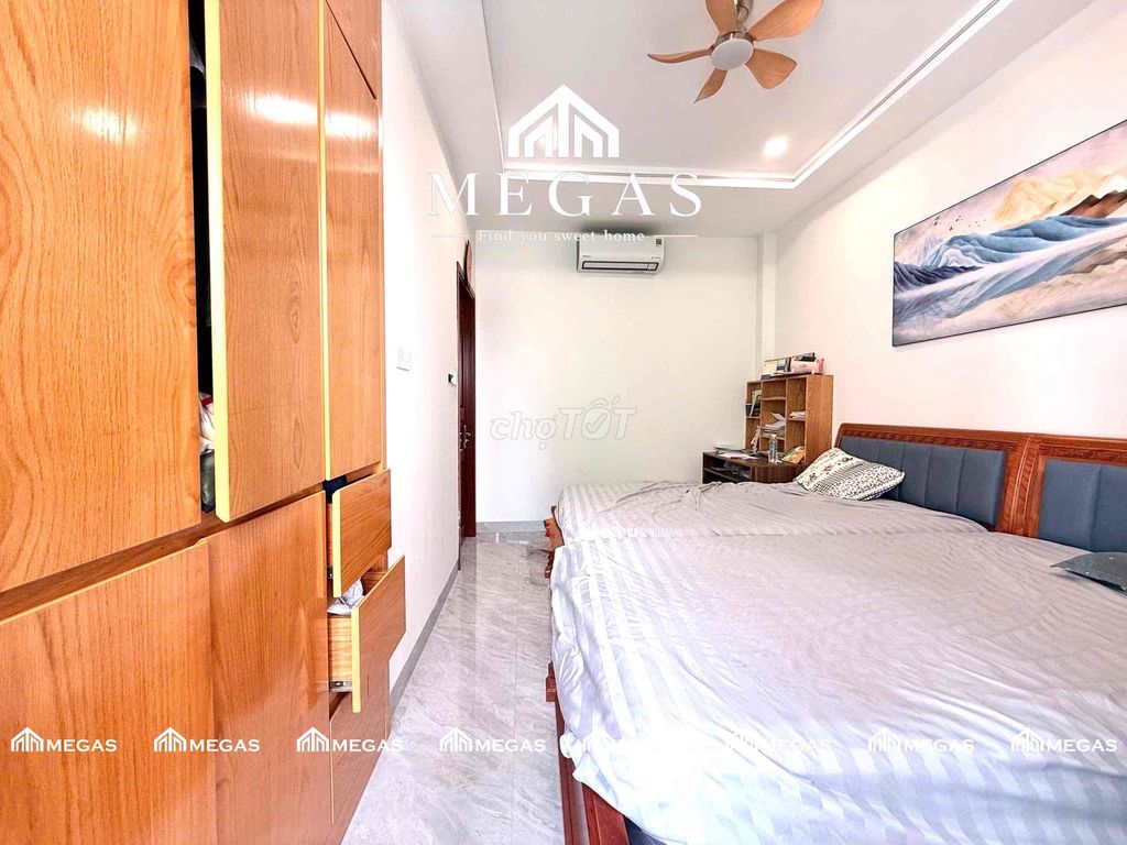 Rent the beautiful balcony studios.