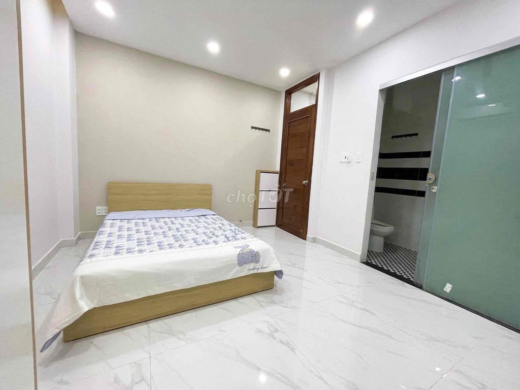 The studio apartment is 8 p from vhuflit.