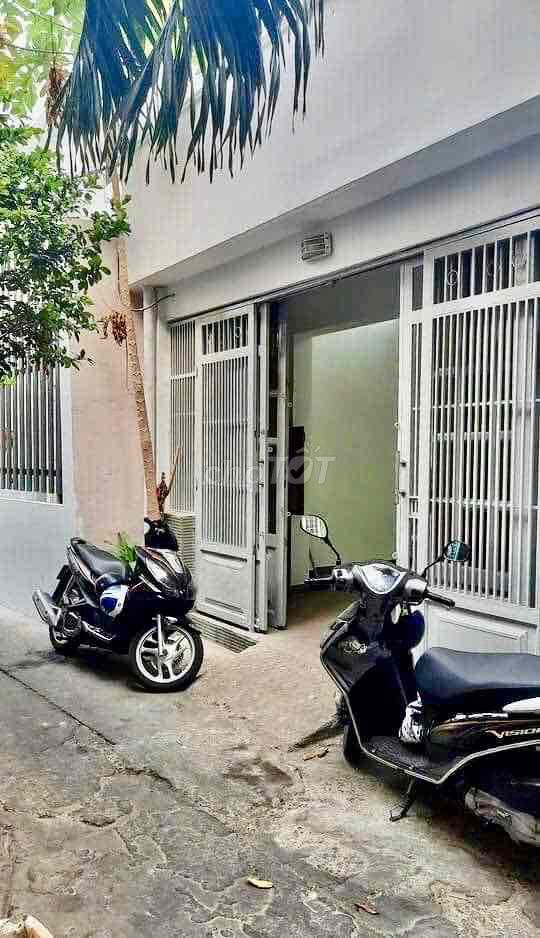 A wide house, corner, parking yard, 50 meters, 1 st floor, 2 P. Sleep