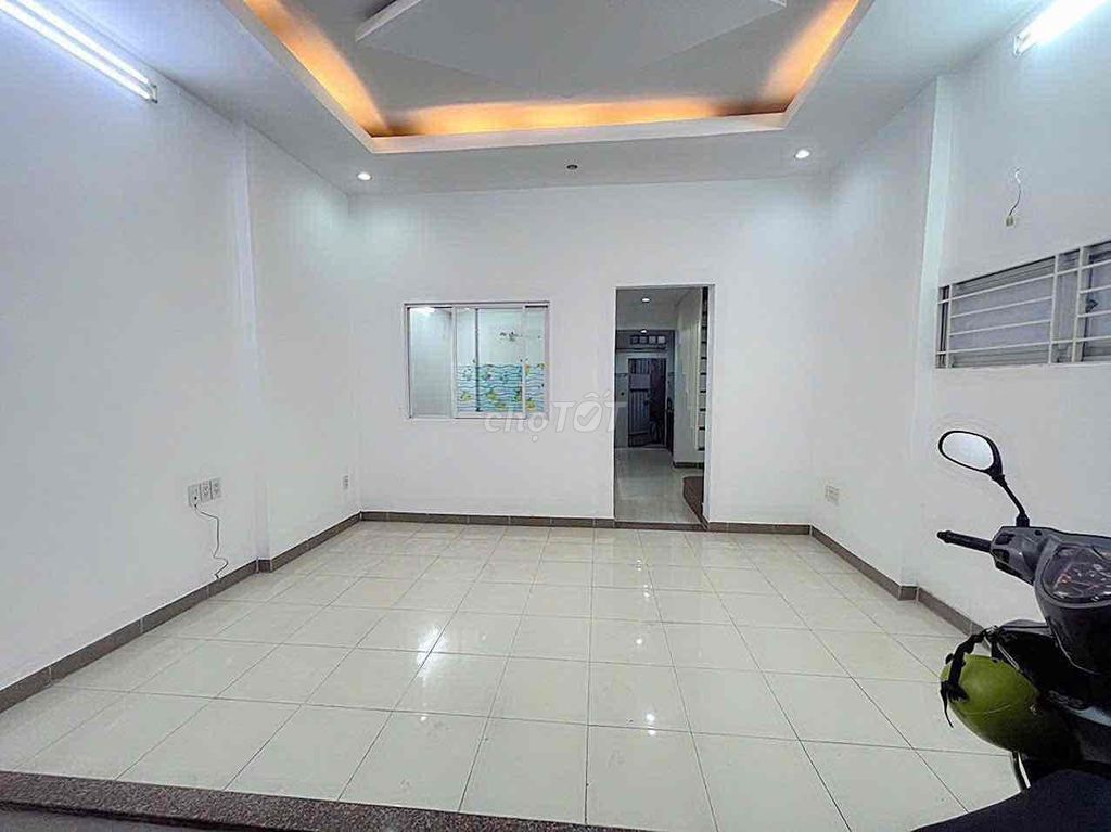 A wide house, corner, parking yard, 50 meters, 1 st floor, 2 P. Sleep