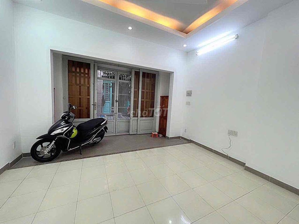 A wide house, corner, parking yard, 50 meters, 1 st floor, 2 P. Sleep