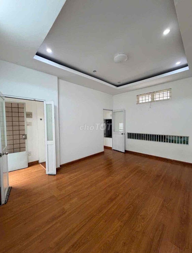 A wide house, corner, parking yard, 50 meters, 1 st floor, 2 P. Sleep