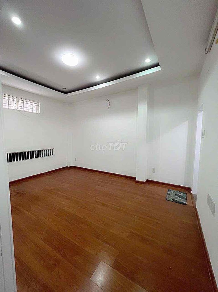 A wide house, corner, parking yard, 50 meters, 1 st floor, 2 P. Sleep