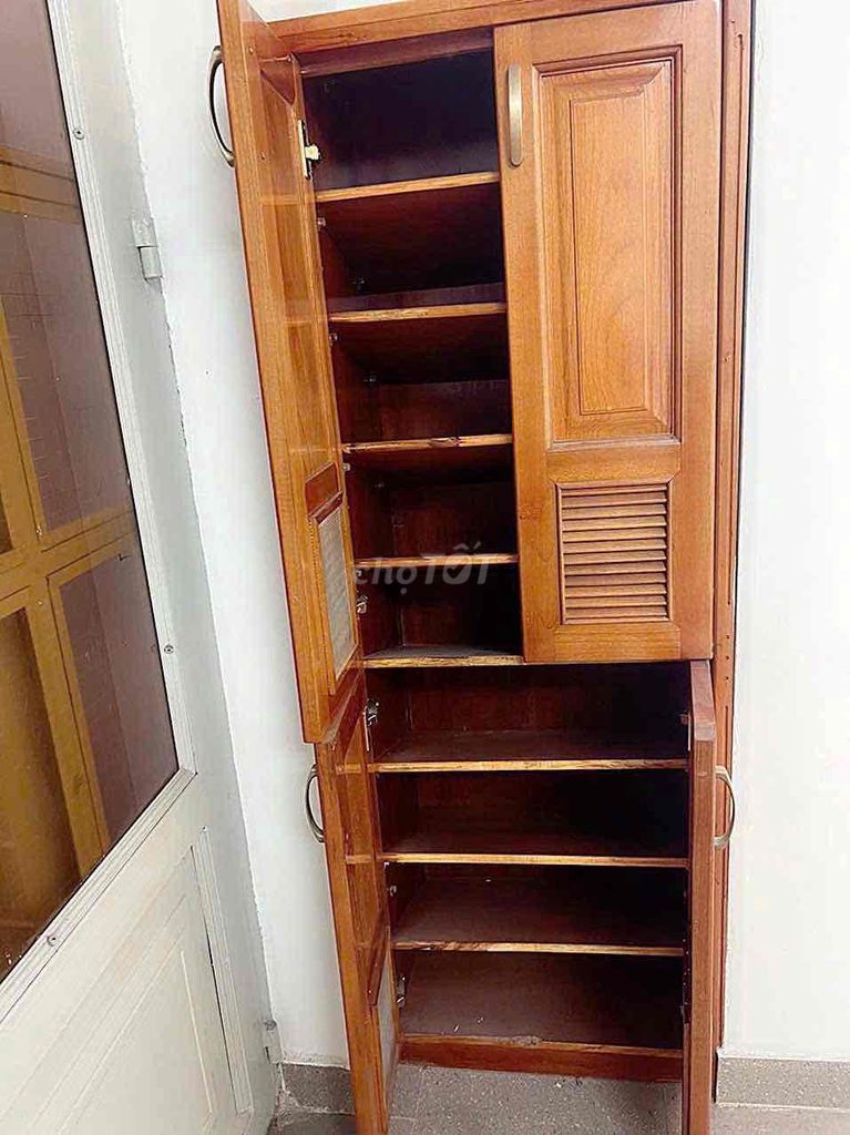 A wide house, corner, parking yard, 50 meters, 1 st floor, 2 P. Sleep
