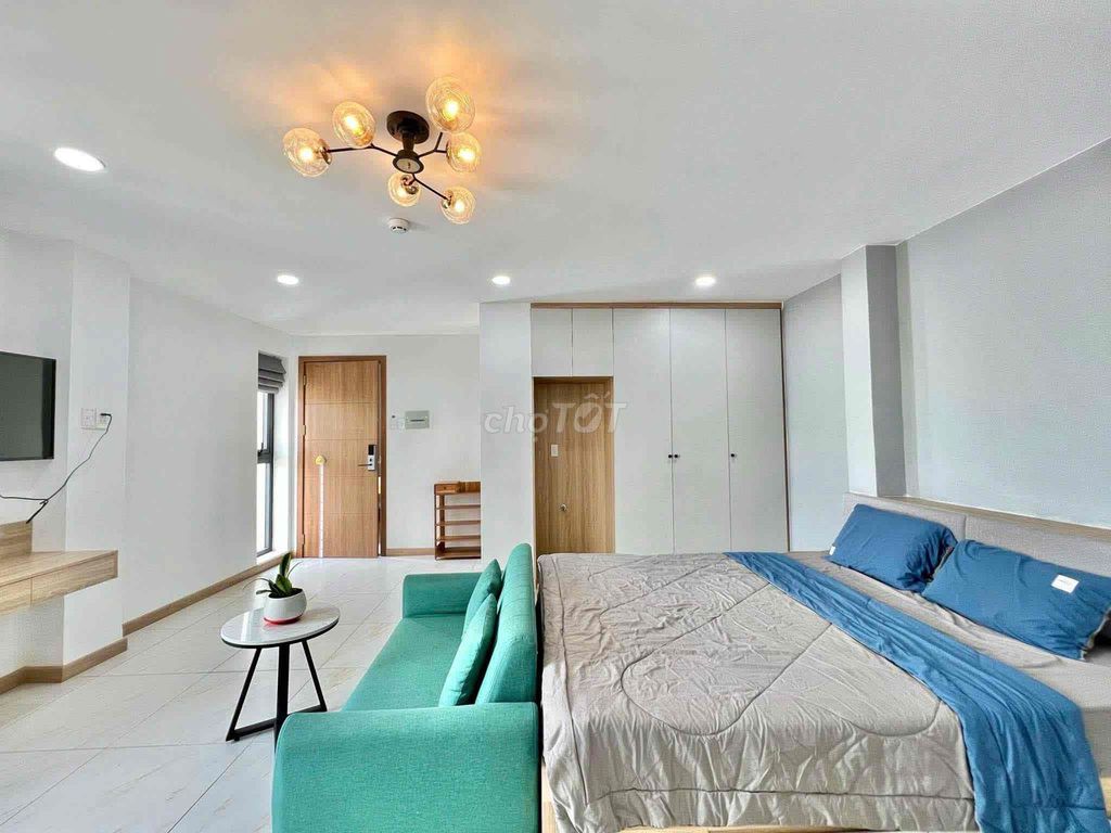 The super-sense modern apartment from A-Z just got off the road.