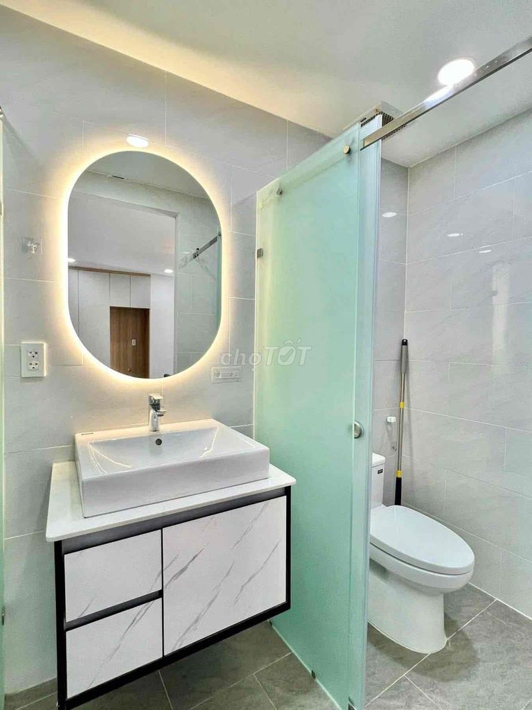 The super-sense modern apartment from A-Z just got off the road.