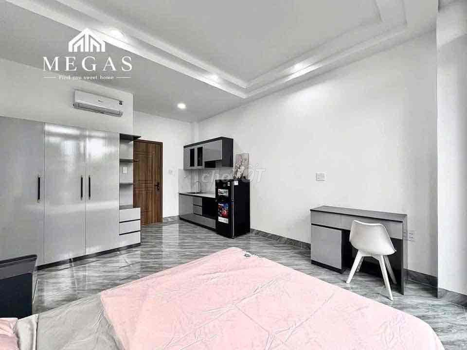 Open the inside service apartment immediately.