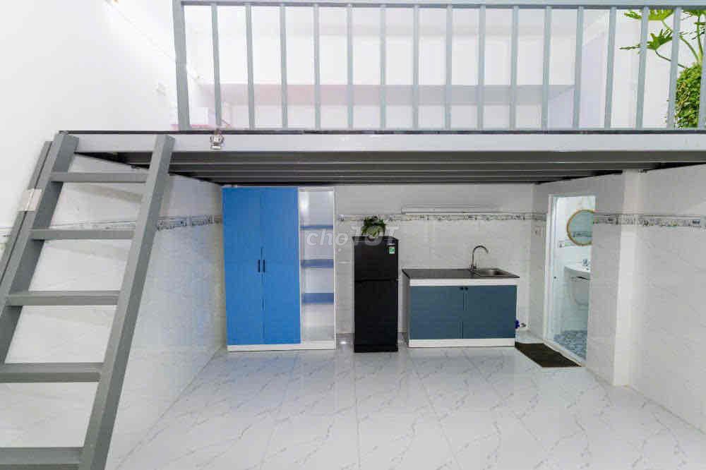 Reservation Room Full interior with an open etown Cộng Hoà elevator.