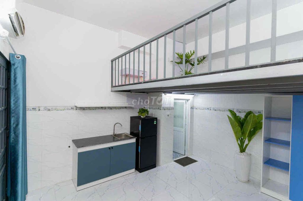 Reservation Room Full interior with an open etown Cộng Hoà elevator.